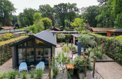 Epe House | Modern ingericht chalet op groen park op de Veluwe