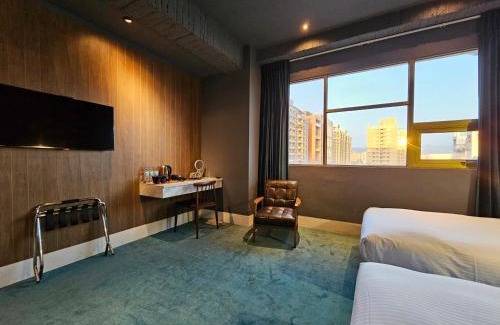 Central District Hotel | Modern Inn