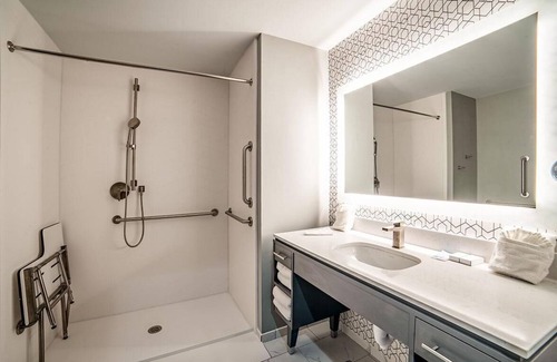 Everglades City Hotel | Modern King ADA Hotel Suite