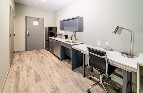 Everglades City Hotel | Modern King ADA Hotel Suite