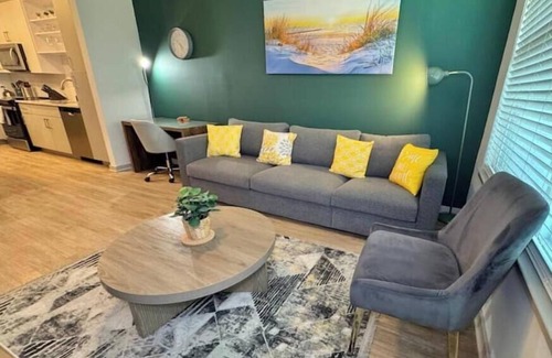 Southside Apartment | Modern King Bed Deerwood Pool Gym Downtown Jax I95