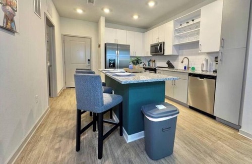 Southside Apartment | Modern King Bed Deerwood Pool Gym Downtown Jax I95