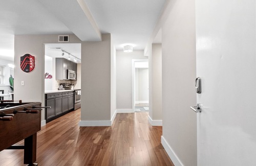 Downtown St. Louis Apartment | Modern-King beds/Busch Stadium/free parking/foosball/pong. Pet friendly!