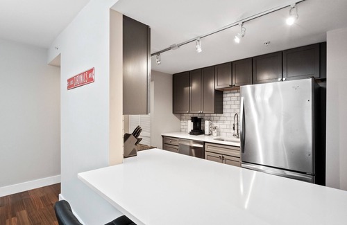 Downtown St. Louis Apartment | Modern-King beds/Busch Stadium/free parking/foosball/pong. Pet friendly!