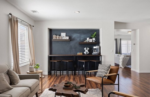 Tehachapi House | Modern | King, Queens | Spacious w/Stocked Kitchen