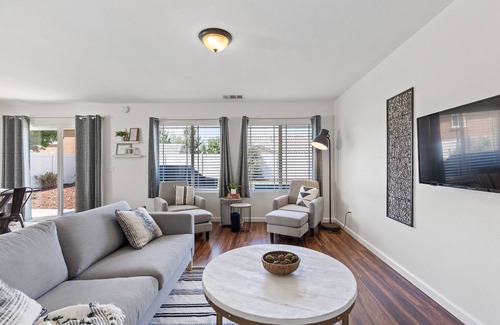 Tehachapi House | Modern | King, Queens | Spacious w/Stocked Kitchen