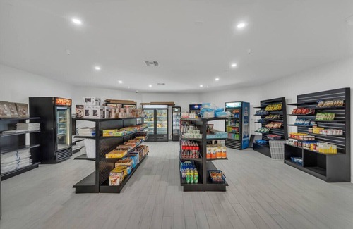 Kissimmee Apartment | Modern King Room 7min Disney + Pool