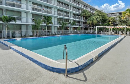 Kissimmee Apartment | Modern King Room 7min Disney + Pool