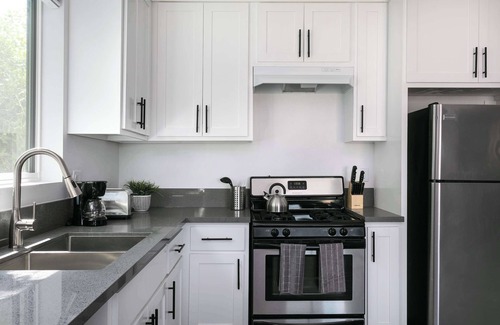 Mid City House | Modern LA Townhouse | Walk to Top Attractions