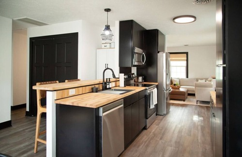 George Haywood's Lakefront Apartment | Modern Lake Erie Cottage w/Hot Tub Near Wineries