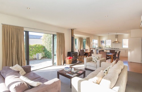 Wanaka Cottage | Modern Lake Haven - Wanaka Holiday Home