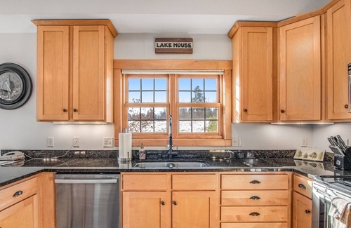 Three Lakes Condo | Modern lakefront condo with grill, W/D, gas fireplace, indoor pool, & hot tubs