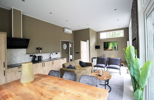 Bosgebied Hoenderloo House | Modern Lakeview Cottage in Veluwe