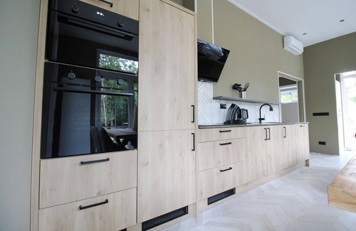 Bosgebied Hoenderloo House | Modern Lakeview Cottage in Veluwe