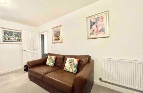 Swindon Apartment | Modern Large 5 Bedroom Swindon Home