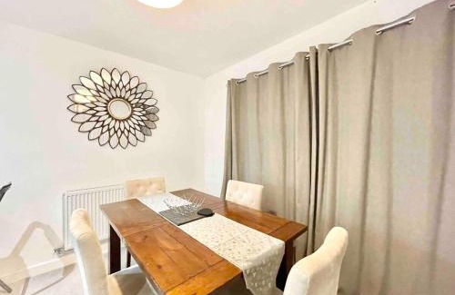 Swindon Apartment | Modern Large 5 Bedroom Swindon Home