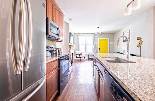 Old North Columbus House | Modern & Large House ❤️ 10 Bed/4 Bath/2 Kitchens | Host 26 Guests