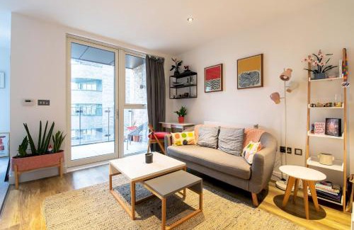Markhouse Apartment | Modern, Light-Filled Studio in Trendy North London