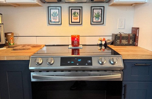 Kearns Apartment | Modern Loft Guest House- FamilyFriendly meets luxury. Within 30min of it all!