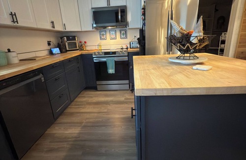 Kearns Apartment | Modern Loft Guest House- FamilyFriendly meets luxury. Within 30min of it all!