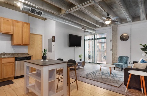 Downtown West Apartment | Modern loft w/ Pool- sleeps 4 —3 mins to americas convention center