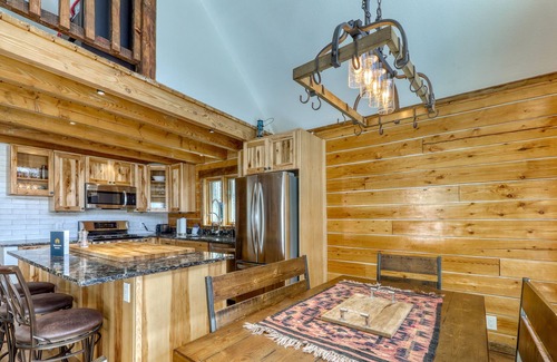 Quandary Village Cabin | Modern, lofted cabin w/fireplace, balcony, grill & amazing mountain views