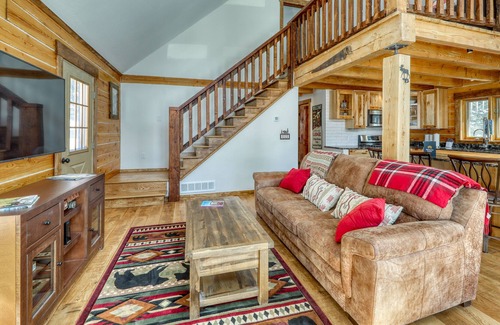 Quandary Village Cabin | Modern, lofted cabin w/fireplace, balcony, grill & amazing mountain views