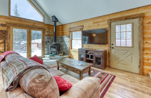 Quandary Village Cabin | Modern, lofted cabin w/fireplace, balcony, grill & amazing mountain views