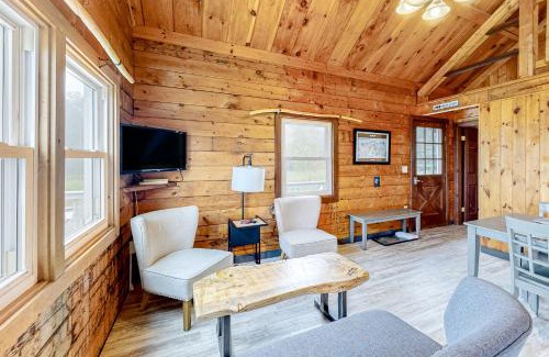 Montgomery Center Apartment | Modern Log Chalet - Upper Level
