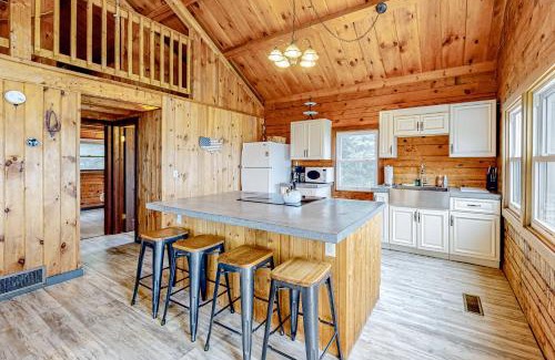 Montgomery Center Apartment | Modern Log Chalet - Upper Level