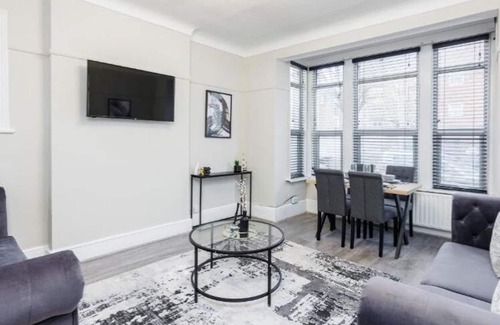 Southend-on-Sea Apartment | Modern & Lovely 2BR City Centre Near High St by Luxiety Stays