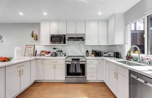 Daly City House | Modern Lux 4B/3BA Retreat w/LED Game Room and Bar