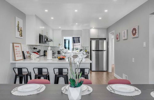 Daly City House | Modern Lux 4B/3BA Retreat w/LED Game Room and Bar