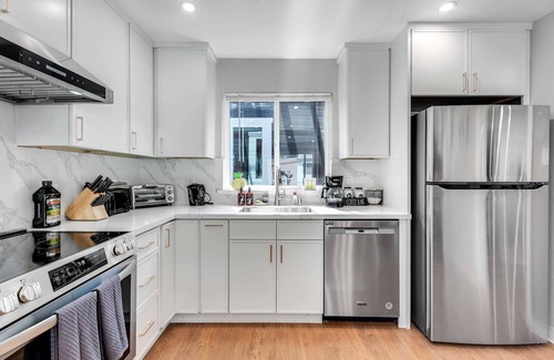 Daly City House | Modern Lux 4B/3BA Retreat w/LED Game Room and Bar