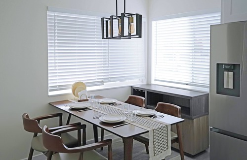Paradise Valley House | Modern & Luxurious 3BR near SFO for Families/Executives Fast WiFi Free Parking