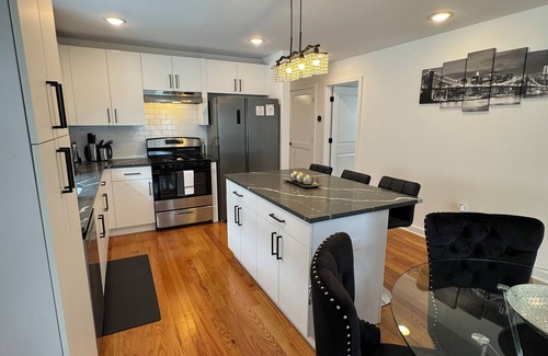Elizabeth Apartment | Modern & Luxurious NYC-Themed 3-Bedroom Apartment Located Inside Gated Community