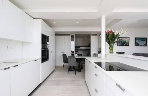 Bantry Bay Apartment | Modern & Luxurious Seaside Apartment