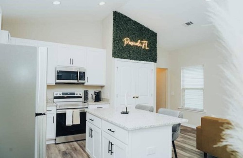 South Pensacola House | Modern Luxury 3BR/Near DT & Beach