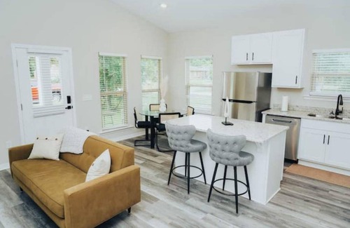 South Pensacola House | Modern Luxury 3BR/Near DT & Beach