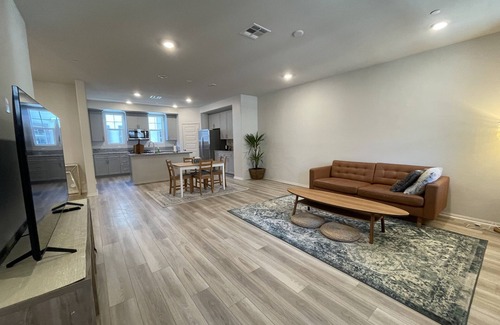 Temecula House | Modern Luxury 3BR Townhouse in the Center of Temecula