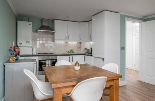 West Kensington Apartment | Modern Luxury Apartment, Sleeps Five, Barons Court