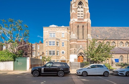 West Kensington Apartment | Modern Luxury Apartment, Sleeps Five, Barons Court