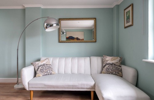 West Kensington Apartment | Modern Luxury Apartment, Sleeps Five, Barons Court
