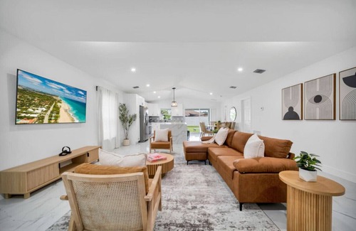 Lake Worth House | Modern Luxury Retreat - Centrally Located in WPB