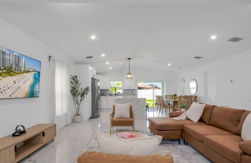 Lake Worth House | Modern Luxury Retreat - Centrally Located in WPB
