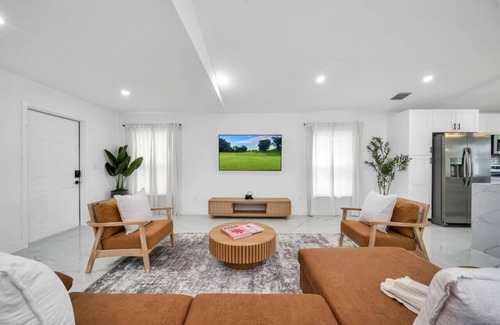 Lake Worth House | Modern Luxury Retreat - Centrally Located in WPB