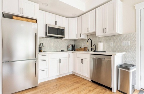 Maple Valley Apartment | Modern Luxury Retreat w/Hot Tub & Private Deck