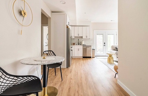 Maple Valley Apartment | Modern Luxury Retreat w/Hot Tub & Private Deck