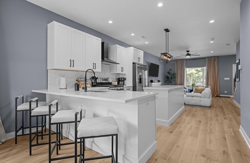 Geneva House | Modern Luxury Sleeps 8. Walk to DT Geneva