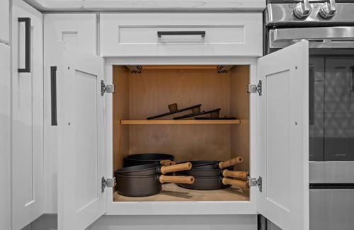 Geneva House | Modern Luxury Sleeps 8. Walk to DT Geneva